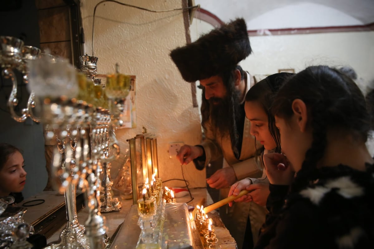 הדלקת נרות חנוכה לצד נרות השבת • תיעוד