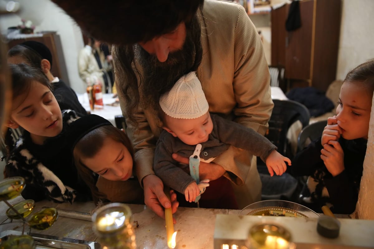 הדלקת נרות חנוכה לצד נרות השבת • תיעוד