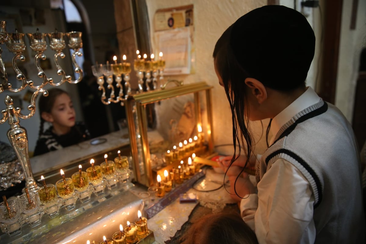 הדלקת נרות חנוכה לצד נרות השבת • תיעוד