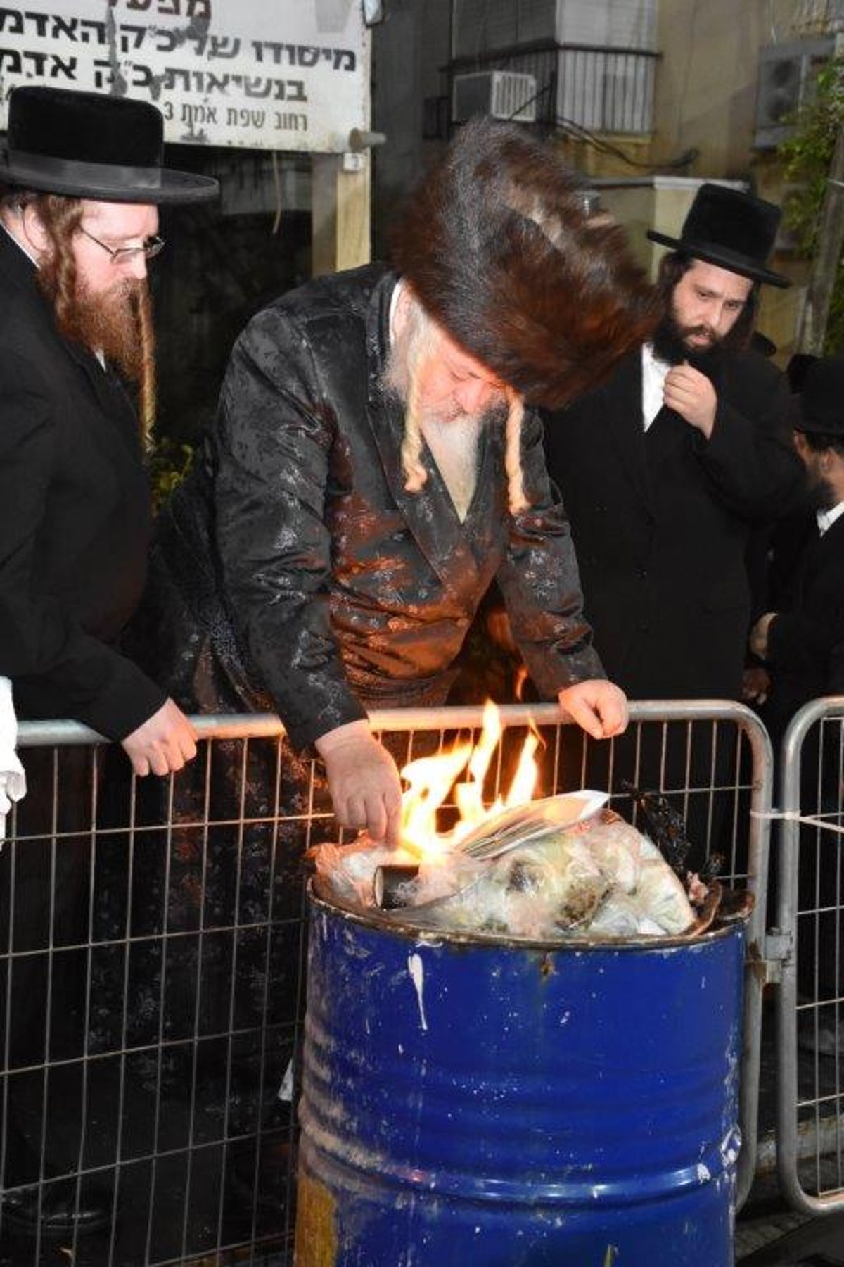 מנהג ה'סביבון' ושריפת הפתילות בשומרי אמונים בבני ברק