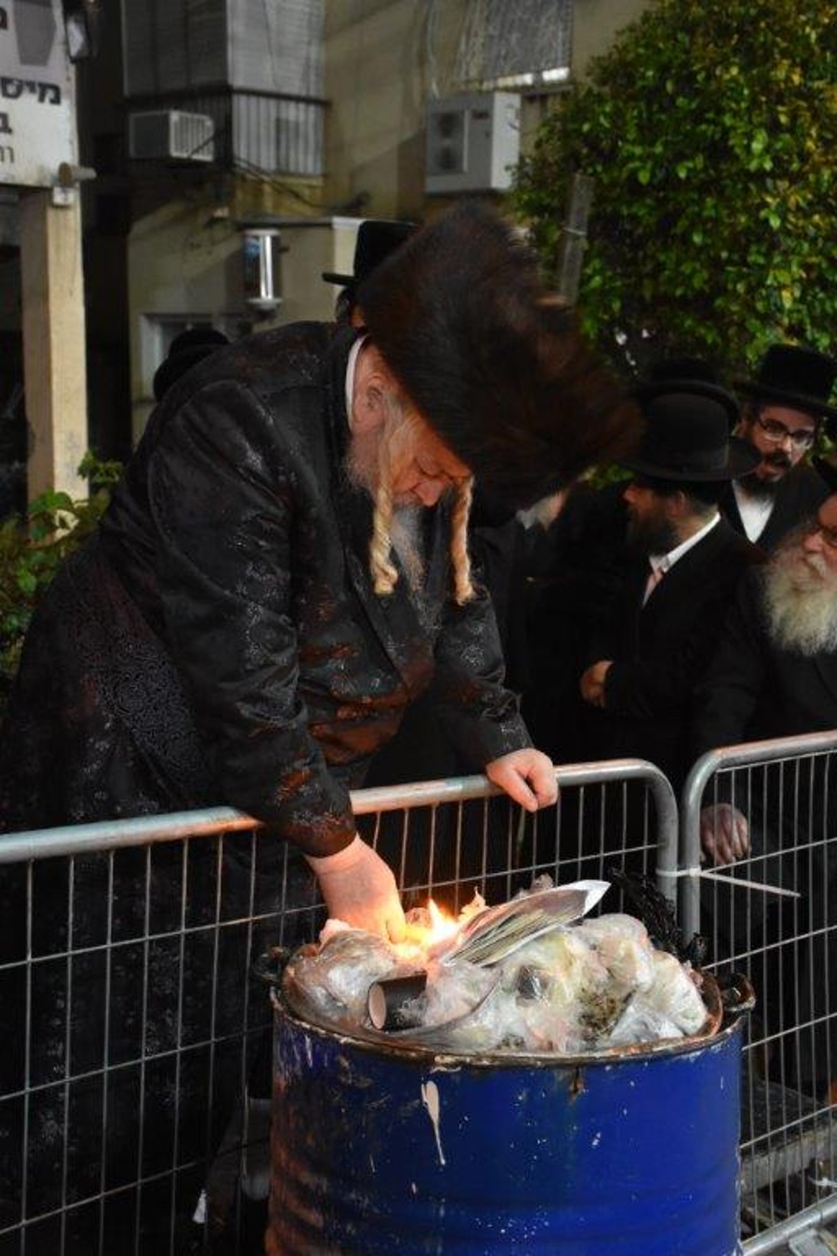 מנהג ה'סביבון' ושריפת הפתילות בשומרי אמונים בבני ברק