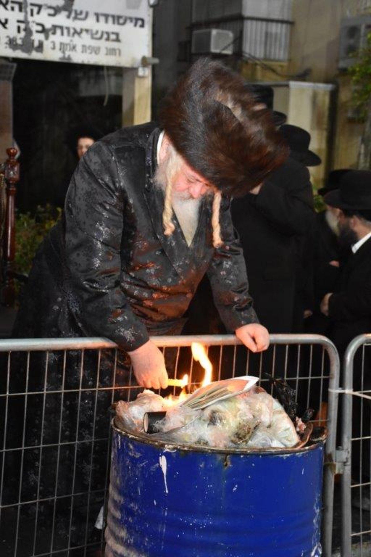 מנהג ה'סביבון' ושריפת הפתילות בשומרי אמונים בבני ברק