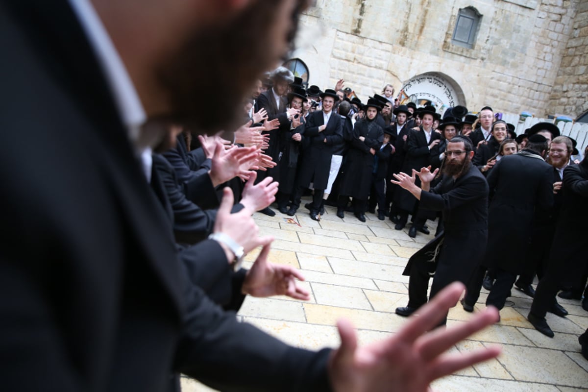 זאת חנוכה במירון: תפילות, ריקודים וחלאקה