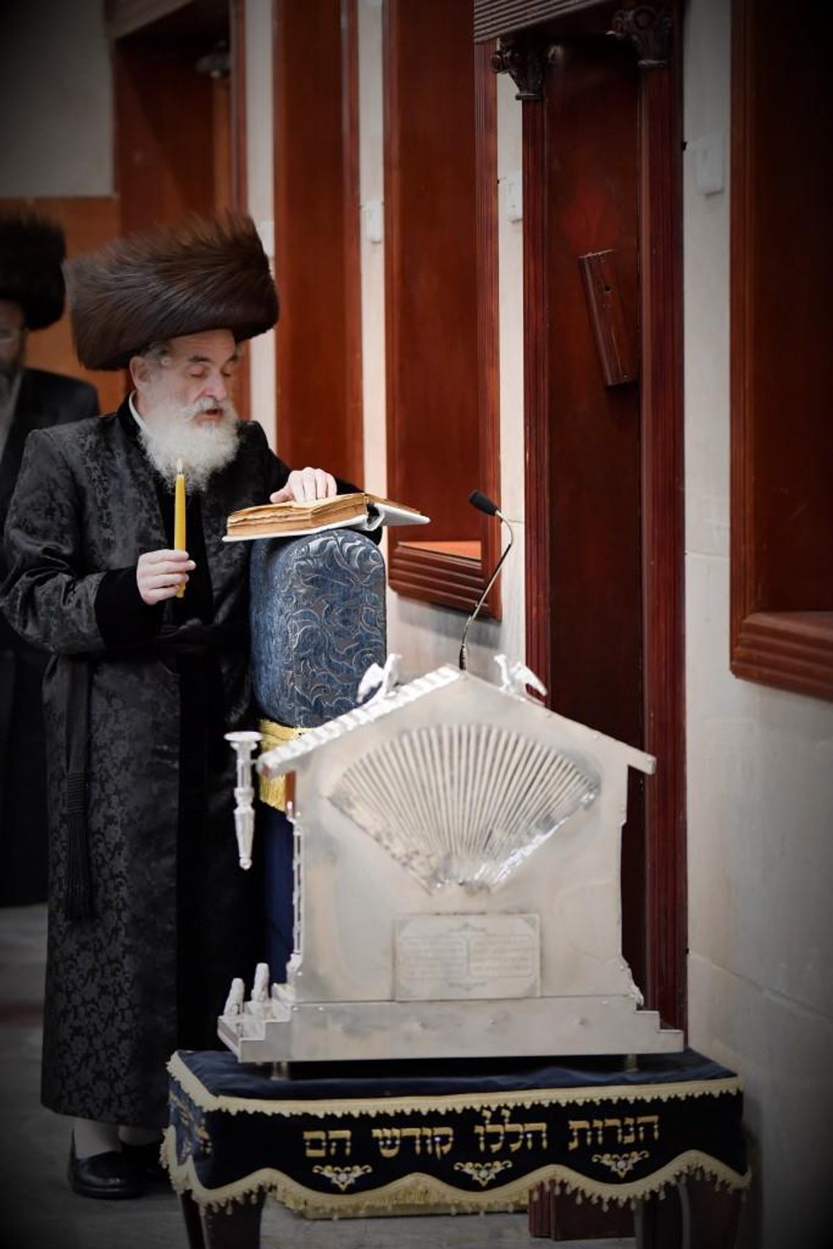 בלי קאלפיק: האדמו"ר מויז'ניץ הדליק נרות