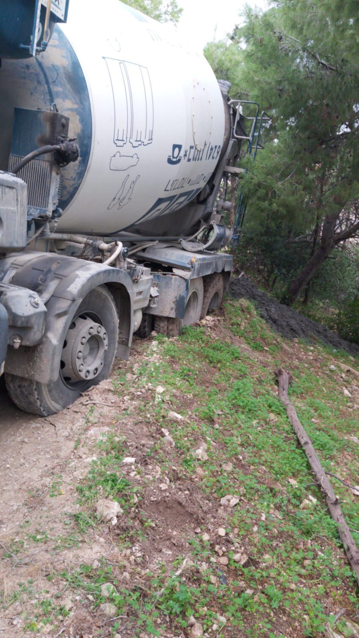 מערבל בטון איים להתהפך על בית פרטי