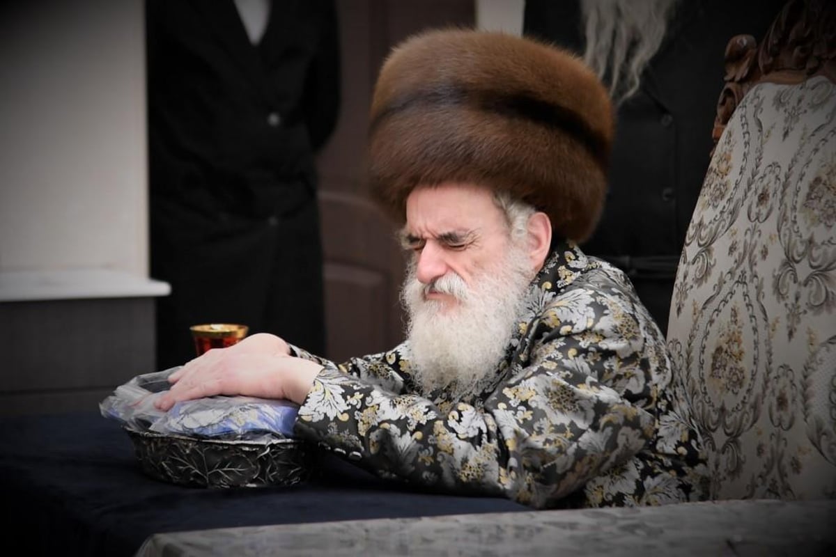 ניגוני 'ימים נוראים' בטיש זאת חנוכה בויז'ניץ