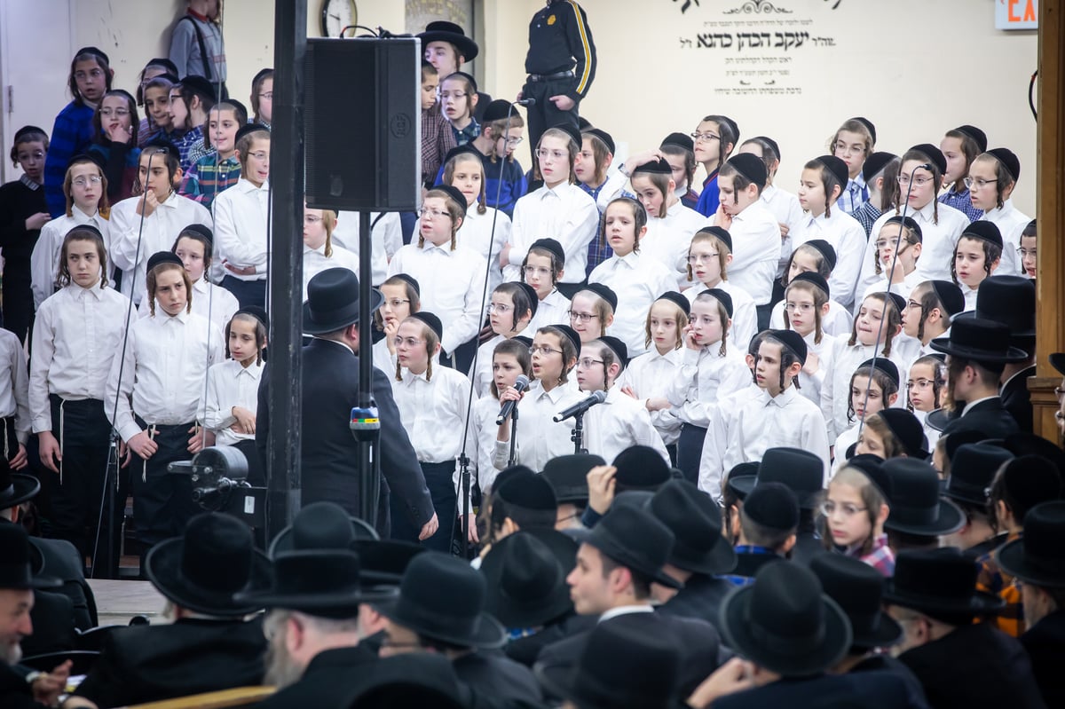 זאת חנוכה בסאטמר: הדלקה, 'טיש' ו'דינר' מרכזי