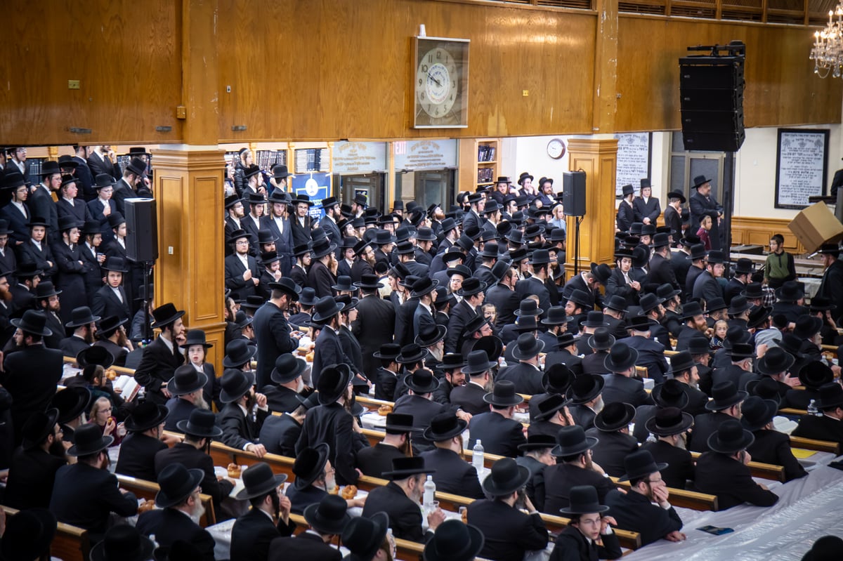 זאת חנוכה בסאטמר: הדלקה, 'טיש' ו'דינר' מרכזי