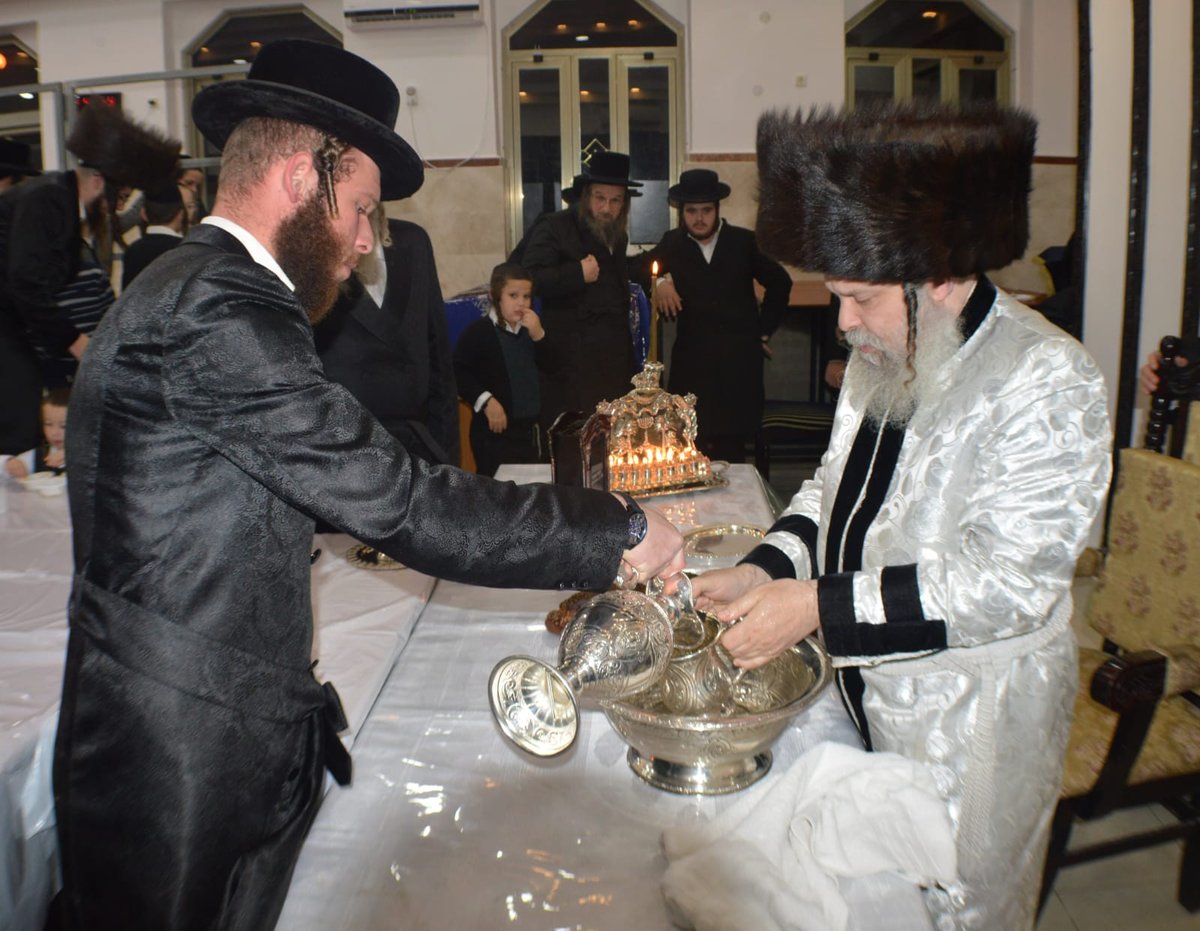 'טיש זאת חנוכה' בחצר הקודש נדבורנה - ביתר