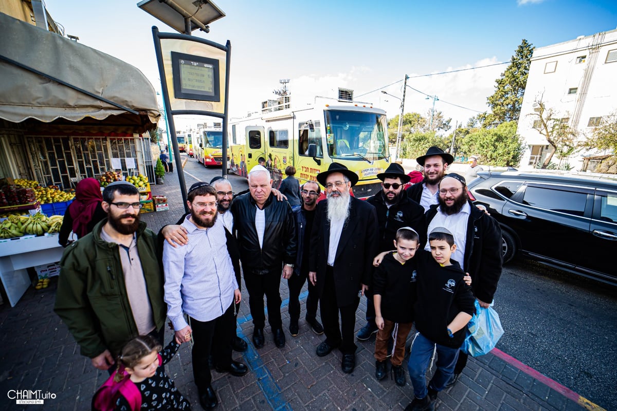 "העם רוצה משיח": שיירת הטנקים של חב"ד כבשה את ישראל