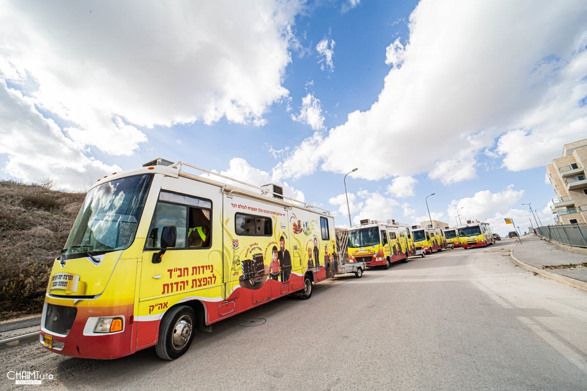 "העם רוצה משיח": שיירת הטנקים של חב"ד כבשה את ישראל