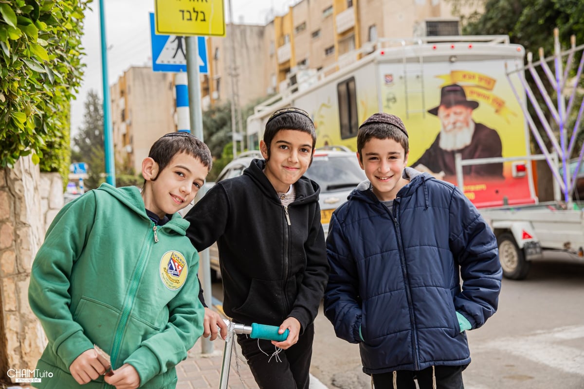 "העם רוצה משיח": שיירת הטנקים של חב"ד כבשה את ישראל