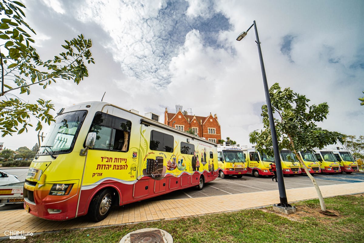 "העם רוצה משיח": שיירת הטנקים של חב"ד כבשה את ישראל