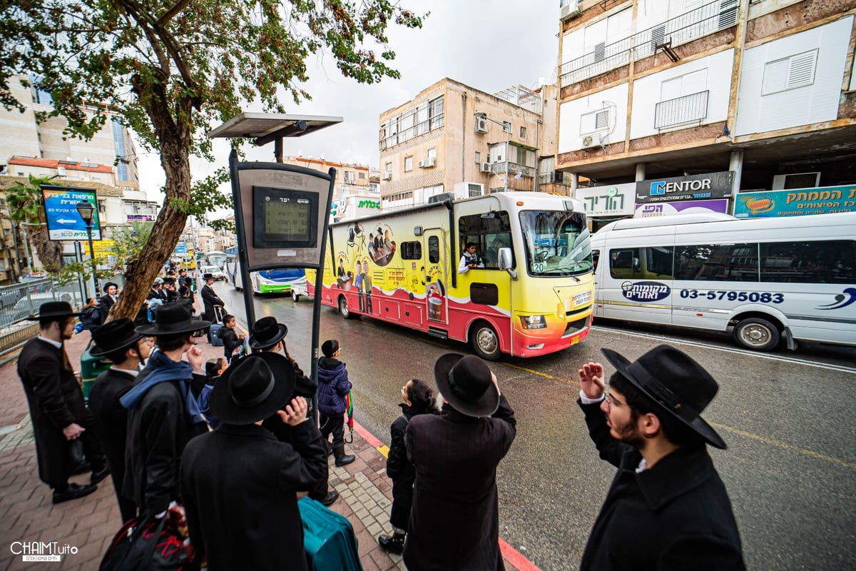 "העם רוצה משיח": שיירת הטנקים של חב"ד כבשה את ישראל