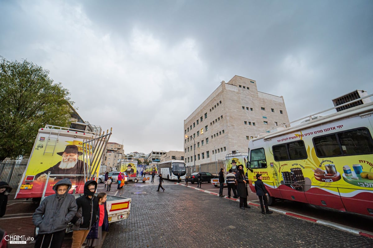 "העם רוצה משיח": שיירת הטנקים של חב"ד כבשה את ישראל