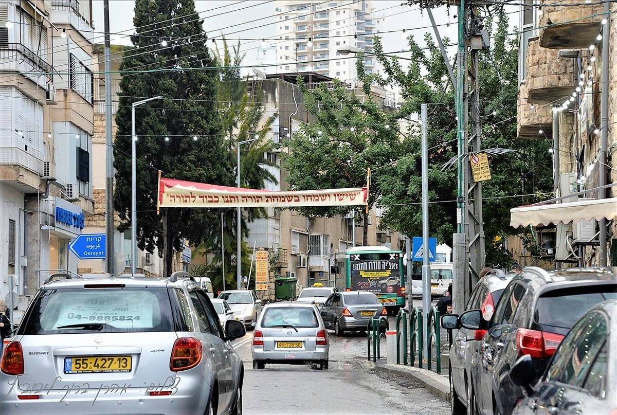 'בני הישיבות' בחיפה הכניסו ספר תורה חדש