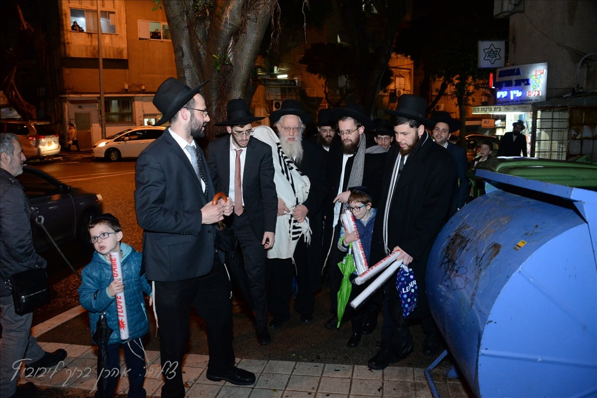 'בני הישיבות' בחיפה הכניסו ספר תורה חדש