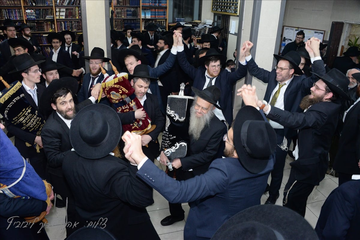 'בני הישיבות' בחיפה הכניסו ספר תורה חדש