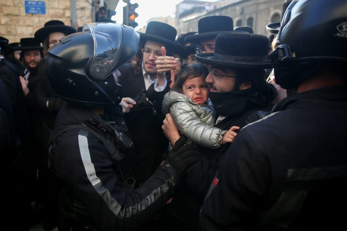 הפגנה סוערת בירושלים: עצורים במאבק על הרכבת הקלה