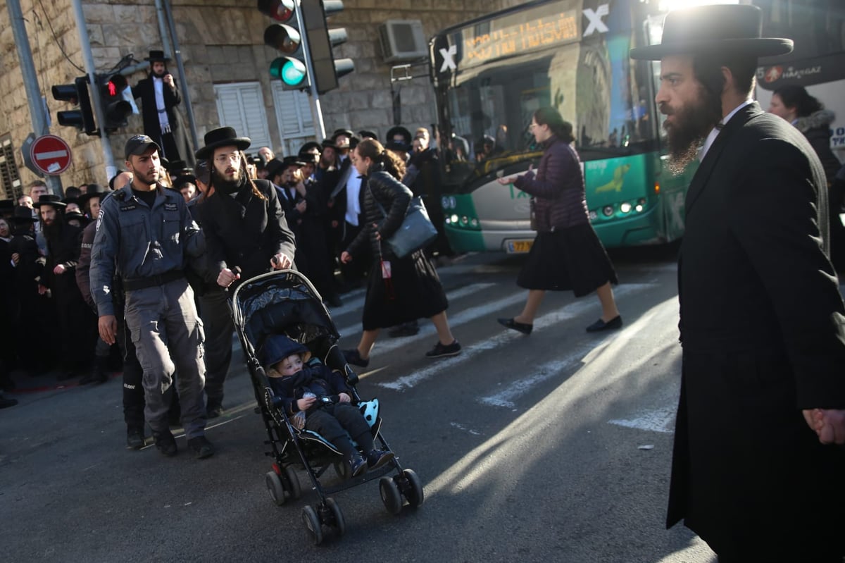 הפגנה סוערת בירושלים: עצורים במאבק על הרכבת הקלה