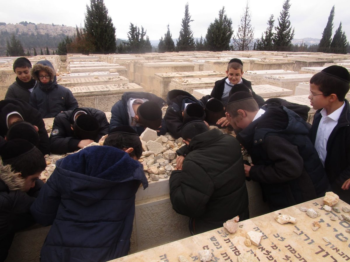 הילדים הרכינו ראש על קברו של הגרד"צ קרלנשטיין