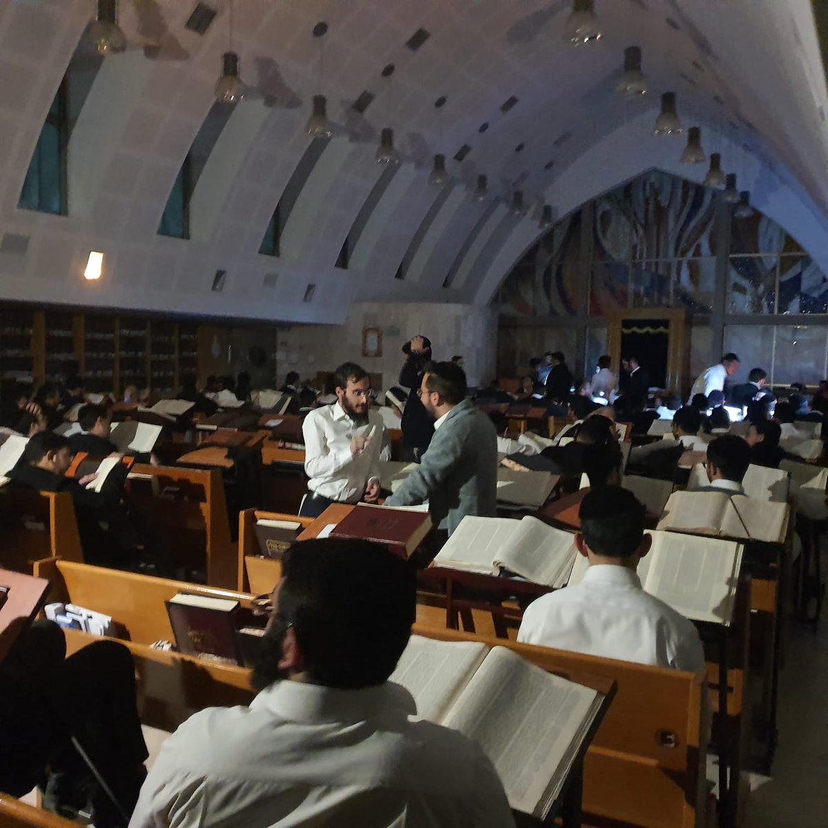 למרות החושך: הבחורים המשיכו ללמוד. צפו