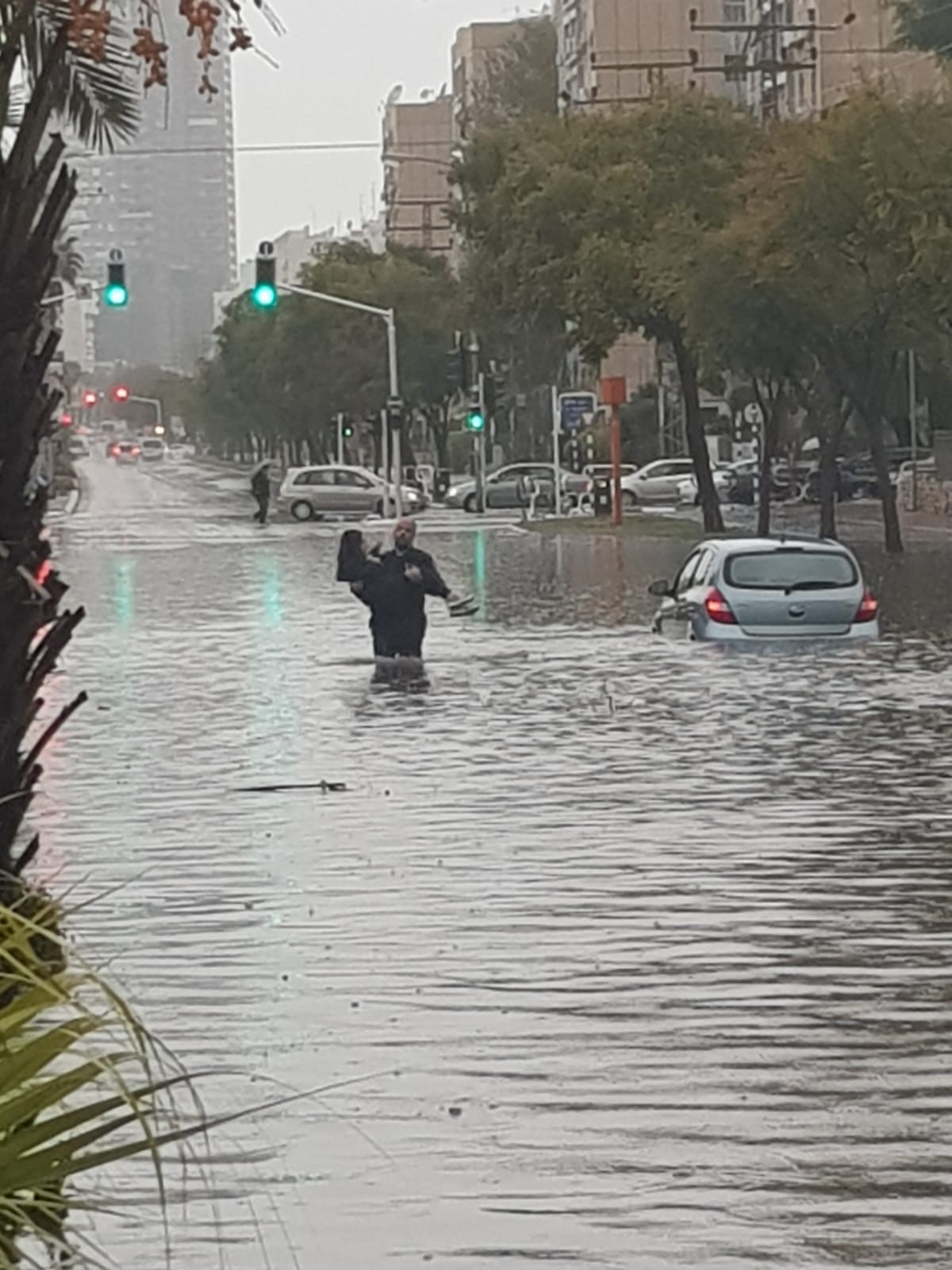 עשרות ילדים חולצו מבית הספר - עם טרקטורים ומשאיות