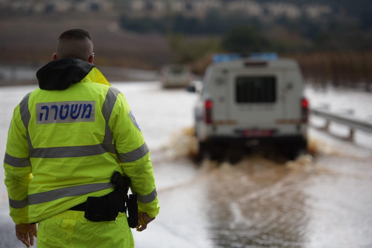 עשרות ילדים חולצו מבית הספר - עם טרקטורים ומשאיות