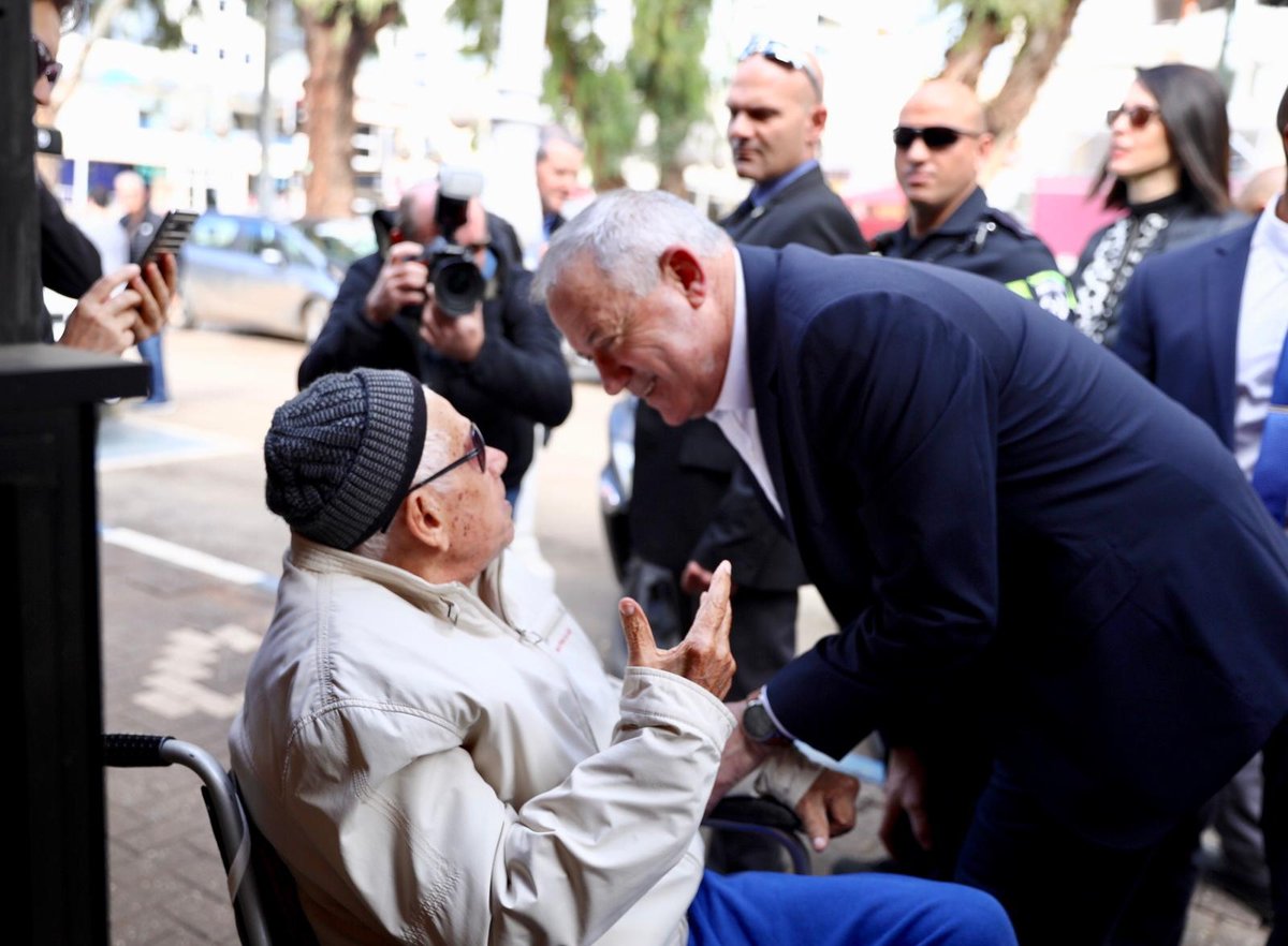 בני גנץ סייר בנהריה ושיבח את מוטי בן שבת ז"ל