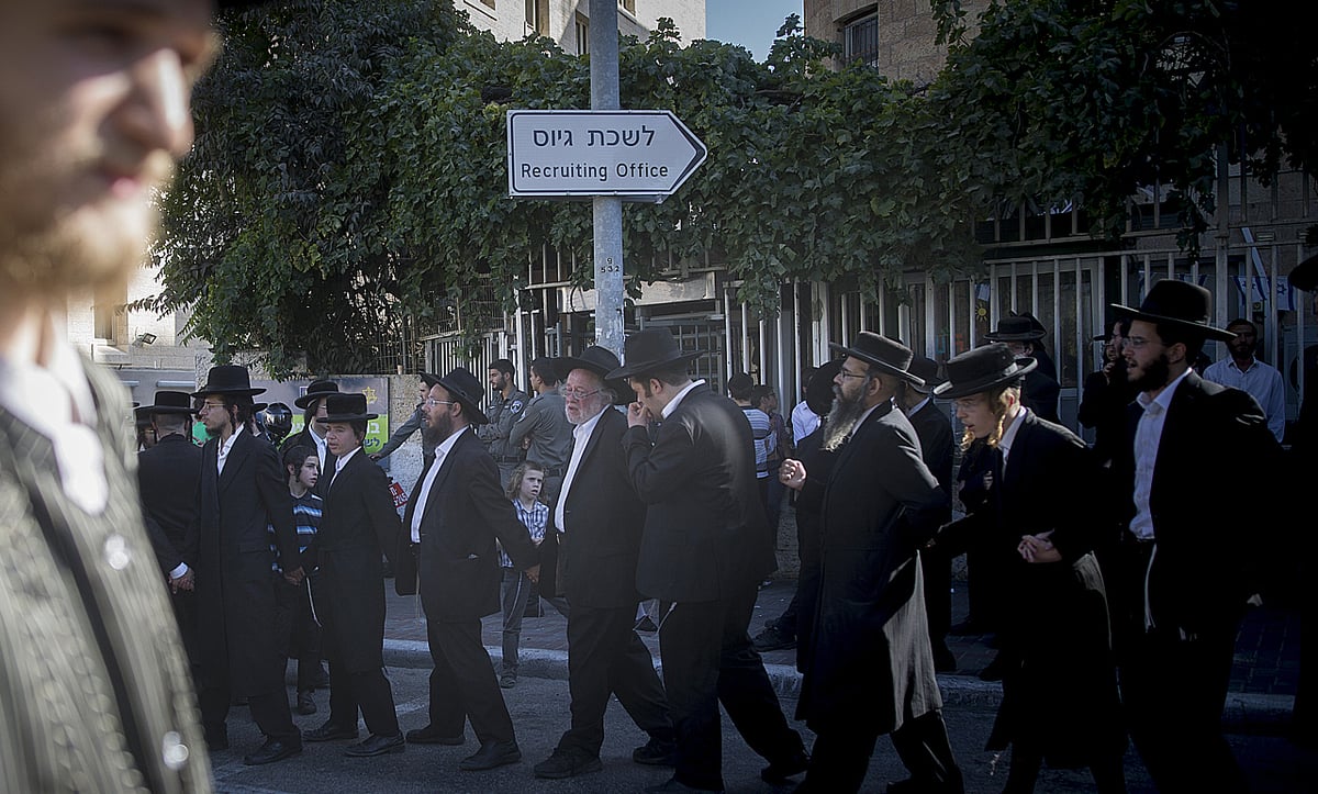 מפגינים חרדים בלשכת הגיוס. ארכיון