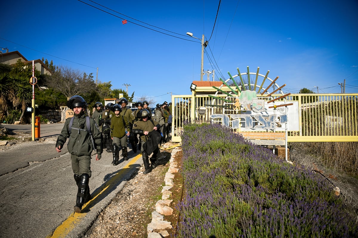 כוחות הביטחון פינו שני מבנים בגבעת קומי אורי יצהר. צפו