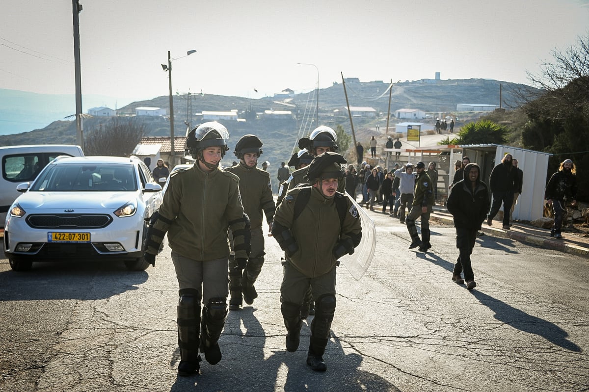 כוחות הביטחון פינו שני מבנים בגבעת קומי אורי יצהר. צפו