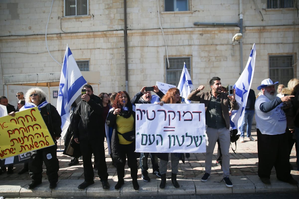 מחוץ לבית המשפט: מהומות בדיון על האנרכיסט,יונתן פולק