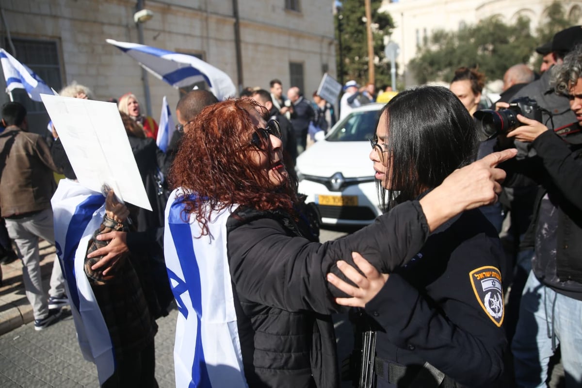 מחוץ לבית המשפט: מהומות בדיון על האנרכיסט,יונתן פולק