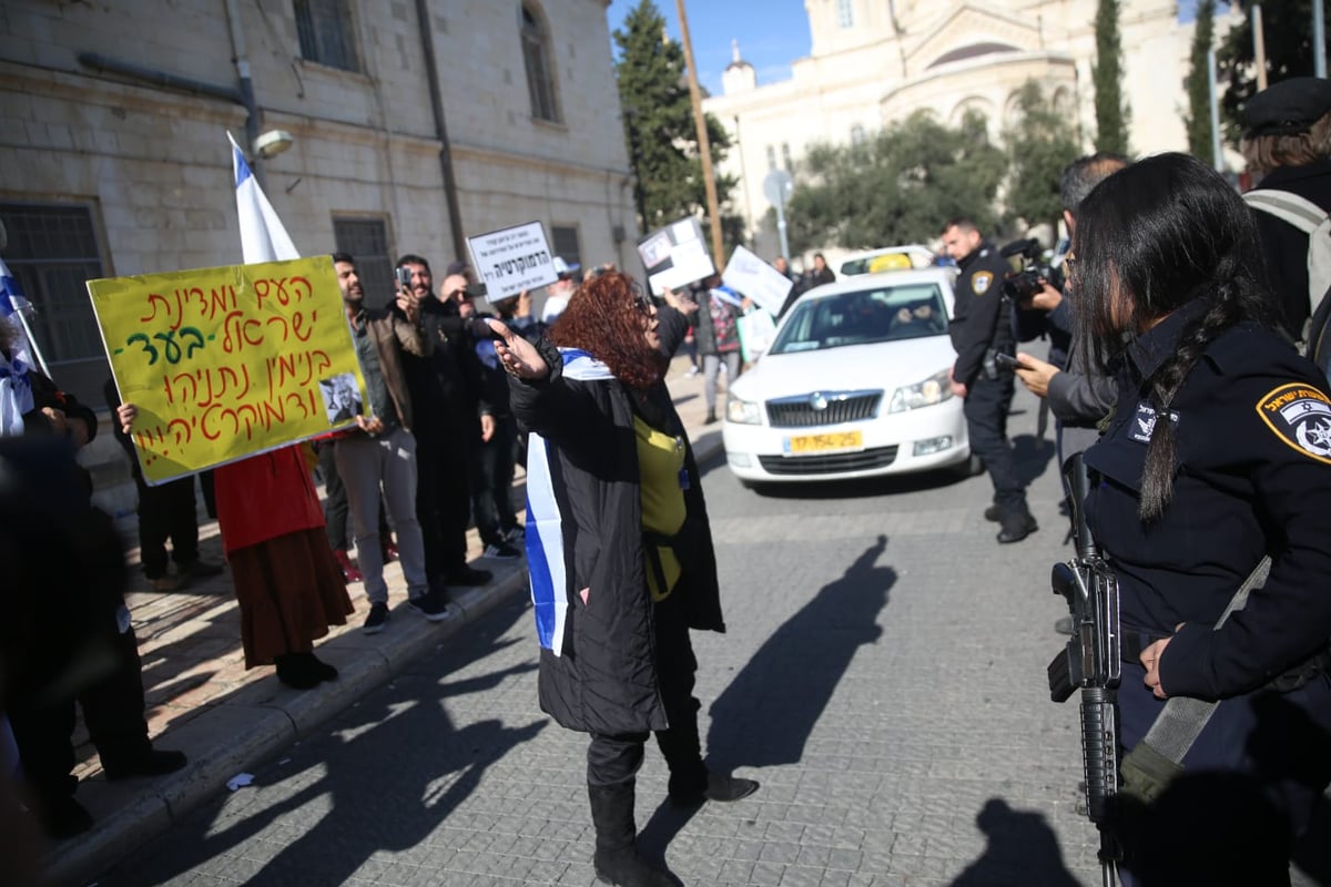 מחוץ לבית המשפט: מהומות בדיון על האנרכיסט,יונתן פולק