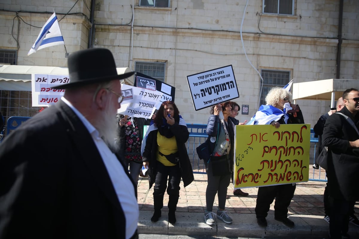 מחוץ לבית המשפט: מהומות בדיון על האנרכיסט,יונתן פולק