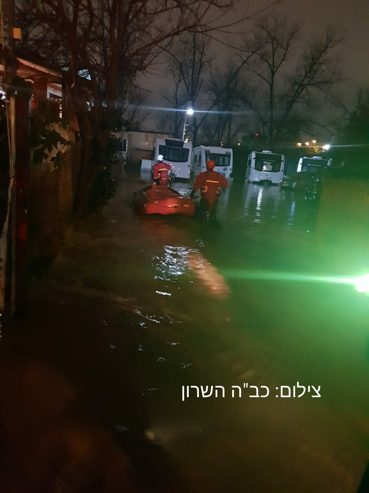 הוד השרון: 6 לכודים חולצו באמצעות סירות