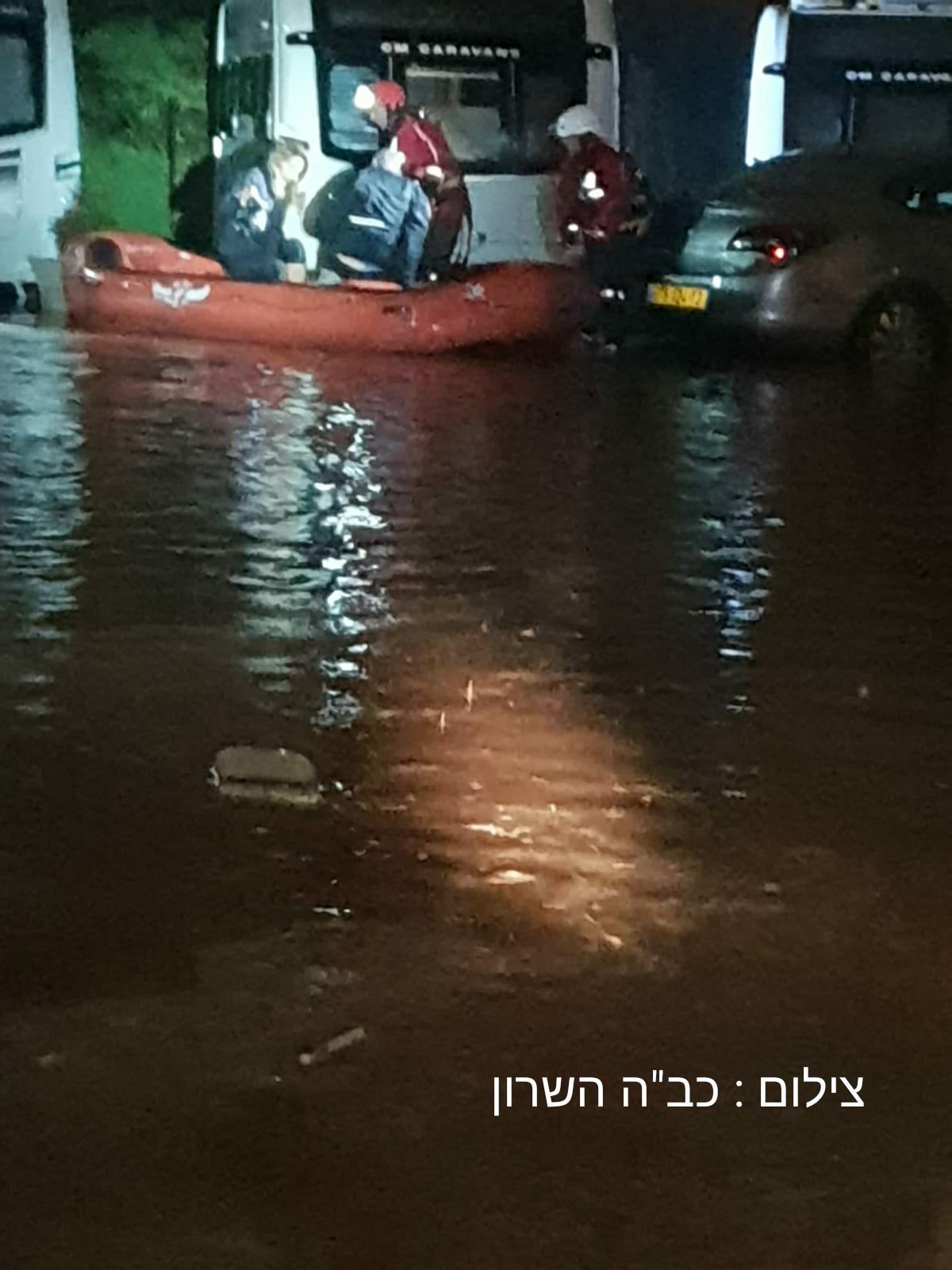 הוד השרון: 6 לכודים חולצו באמצעות סירות