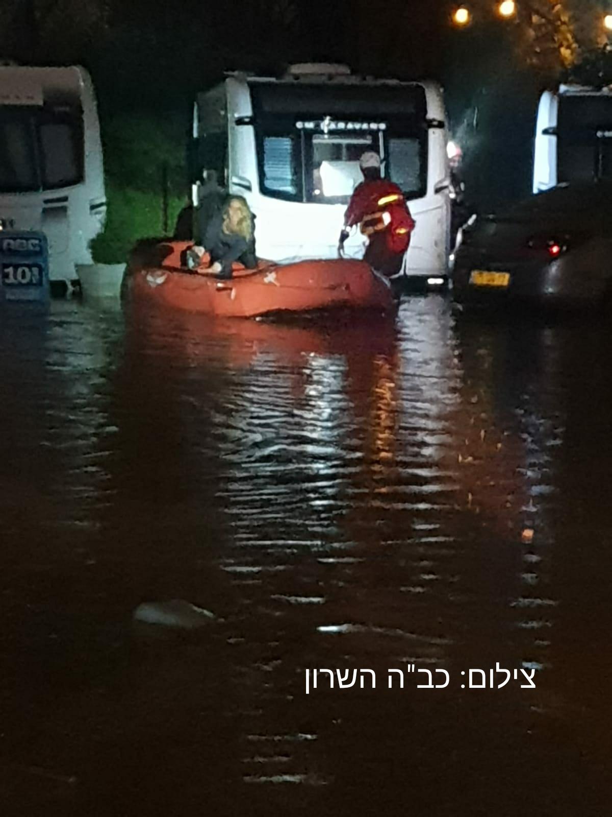 הוד השרון: 6 לכודים חולצו באמצעות סירות