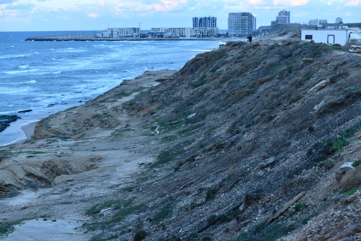 חוף הרצליה בשקיעה חורפית וצבעונית