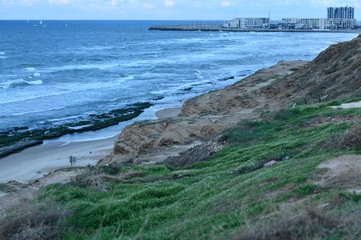 חוף הרצליה בשקיעה חורפית וצבעונית