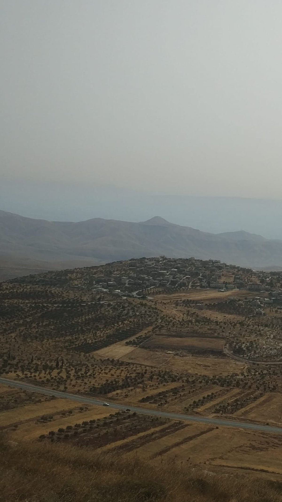 ברקע: קרן סרטבא; למטה: הכפר דומא