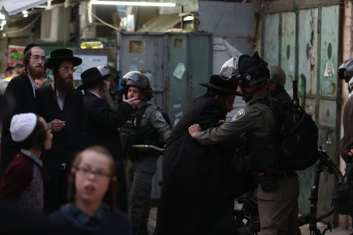 מהומות קשות: המשטרה פשטה על מחסני "העדה החרדית-פלסטינית"