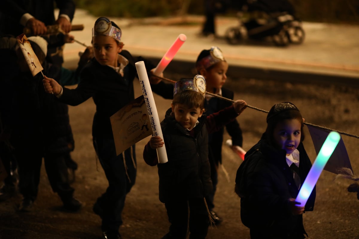 החרדים בטבריה חגגו הכנסת ספר תורה חדש