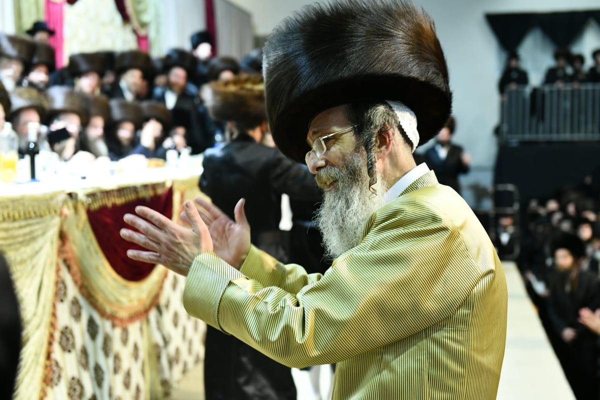 צפו: אלפים בחתונת בת המשפיע רבי מיילך בידרמן