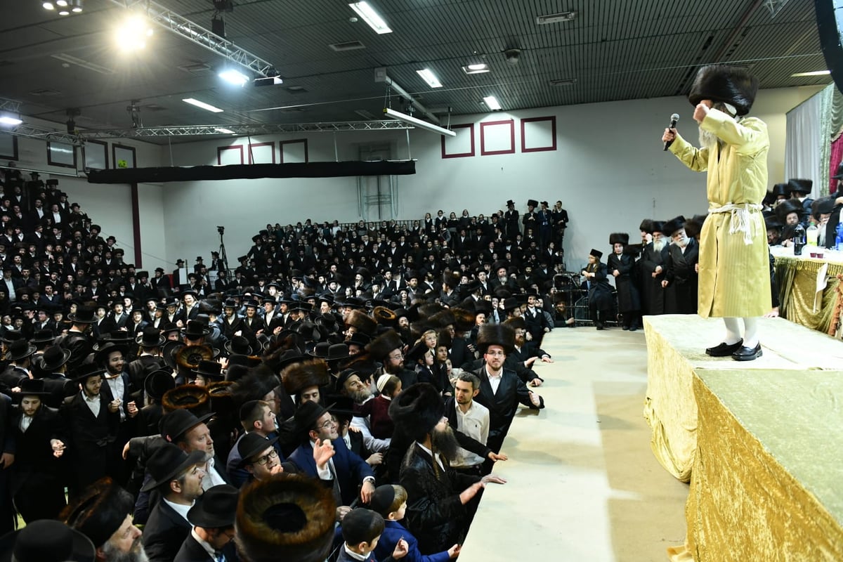 צפו: אלפים בחתונת בת המשפיע רבי מיילך בידרמן