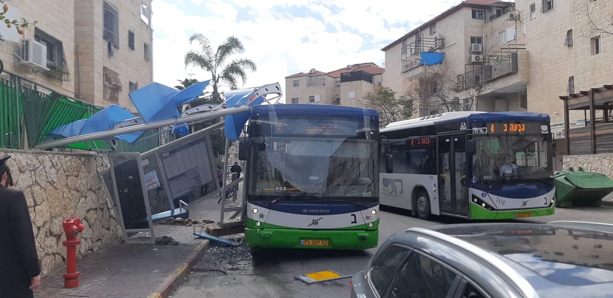 האוטובוס בתוך התחנה