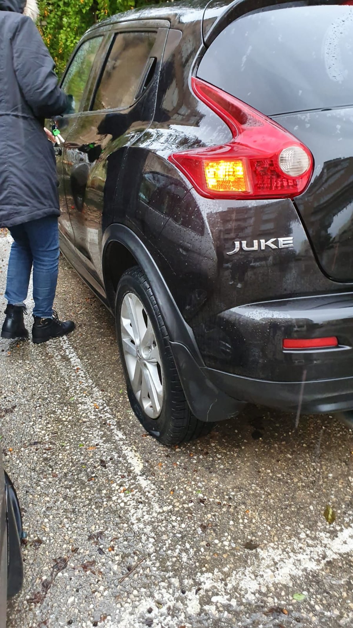 ניקב צמיגי עשרות רכבים בפתח תקווה - ונעצר