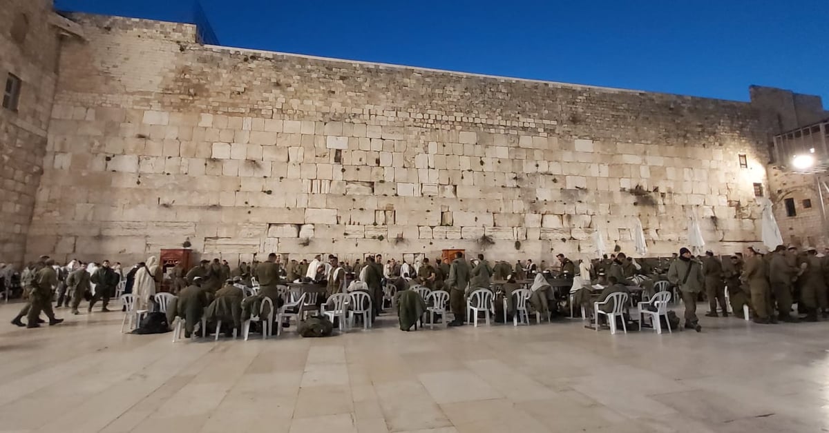 אחרי הפיגוע: לוחמי צה"ל בכותל המערבי