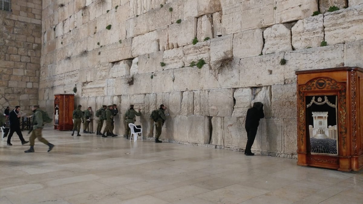 אחרי הפיגוע: לוחמי צה"ל בכותל המערבי